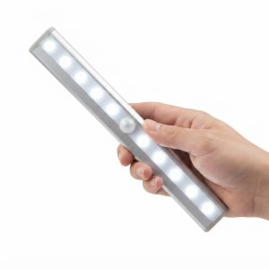 Lampa LED z czujnikiem ruchu – włączanie/wyłączanie automatyczne, bez kabli